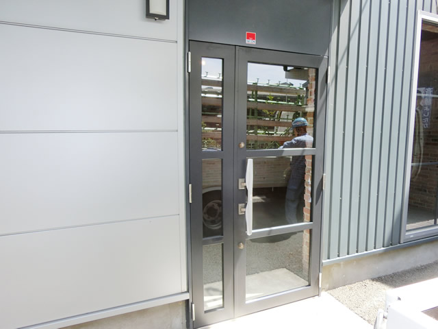 事務所ドア改修工事　スチールフラッシュドアからスチール框ドアへ取替　名古屋市南区